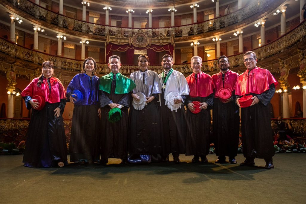 André Zogahib e Katia Couceiro durante cerimônia de posse da reitoria da UEA no palco do Teatro Amazonas