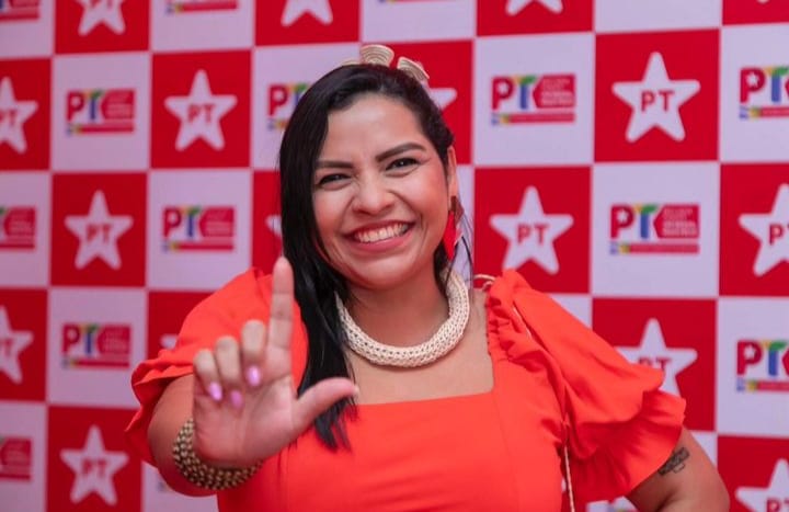 Foto de Anne Moura ex-candidata a vereadora em Manaus durante campanha eleitoral.