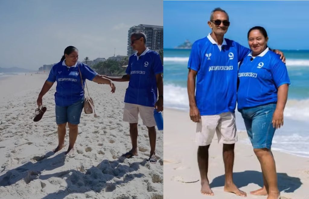 Marciele Albuquerque sorrindo ao lado de seus pais em uma praia no Rio de Janeiro