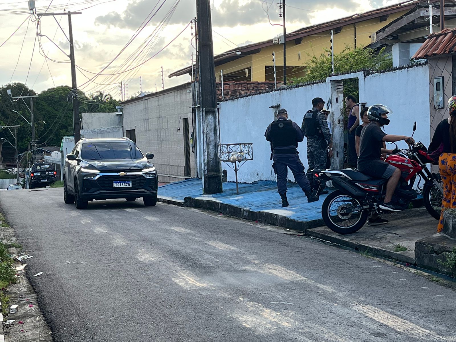 Policial avalia objeto explosivo encontrado em frente a uma residência no bairro Parque 10 em Manaus