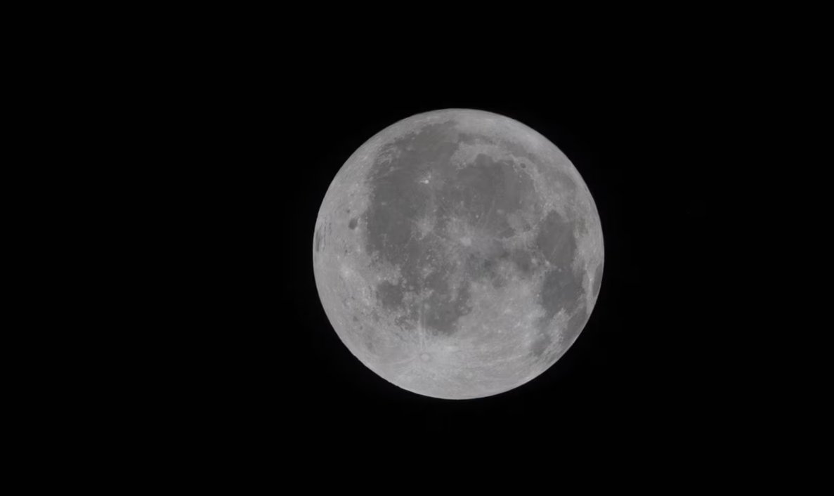 Vista detalhada do lado oculto da Lua mostrando a cratera Bacia Oriental captada por astronautas da missão Artemis II.