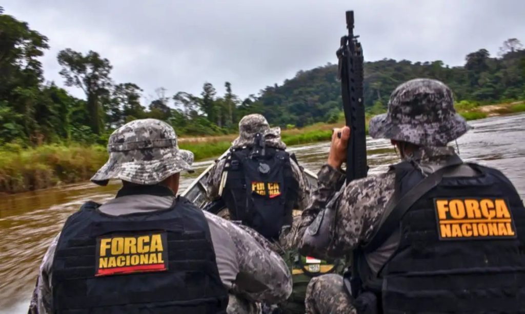 Homem observa área de vegetação na Amazônia durante monitoramento de conflitos agrários e ambientais.
