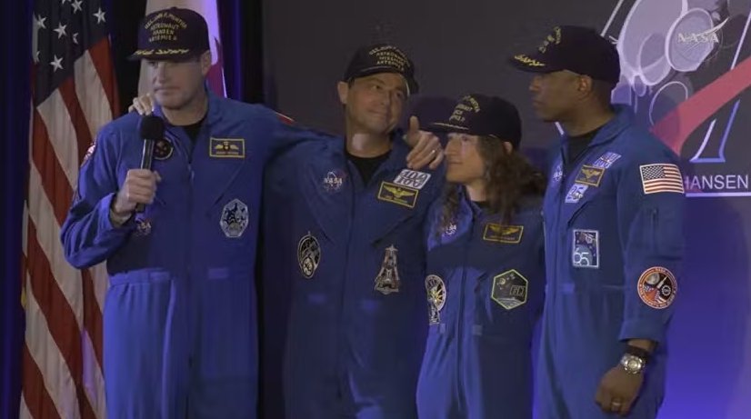 Quatro astronautas da missão Artemis II da Nasa reunidos em coletiva de imprensa após o retorno da missão espacial mais distante da Terra.