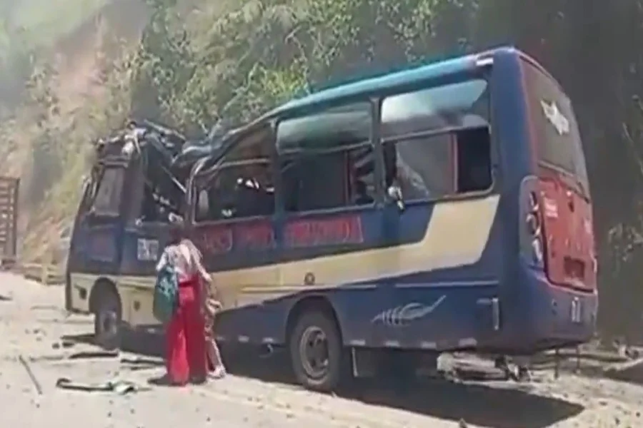 Ônibus destruído após ataque com bomba na rodovia Panamericana na Colômbia.