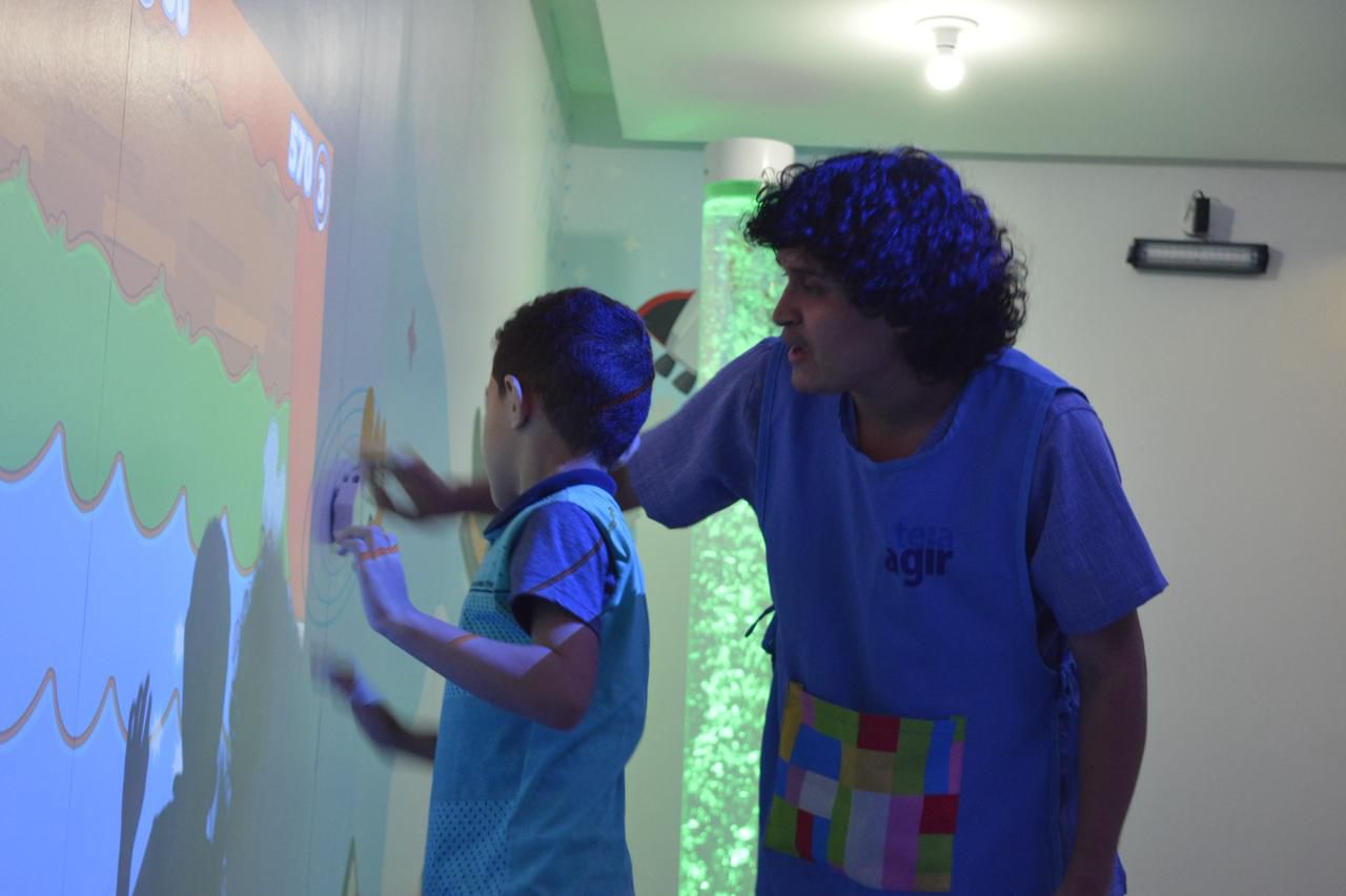 Criança em atendimento especializado em unidade de saúde para autismo no Amazonas.