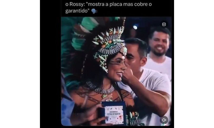 Marciele Albuquerque recebendo placa de homenagem no Curral do Boi Caprichoso em Parintins