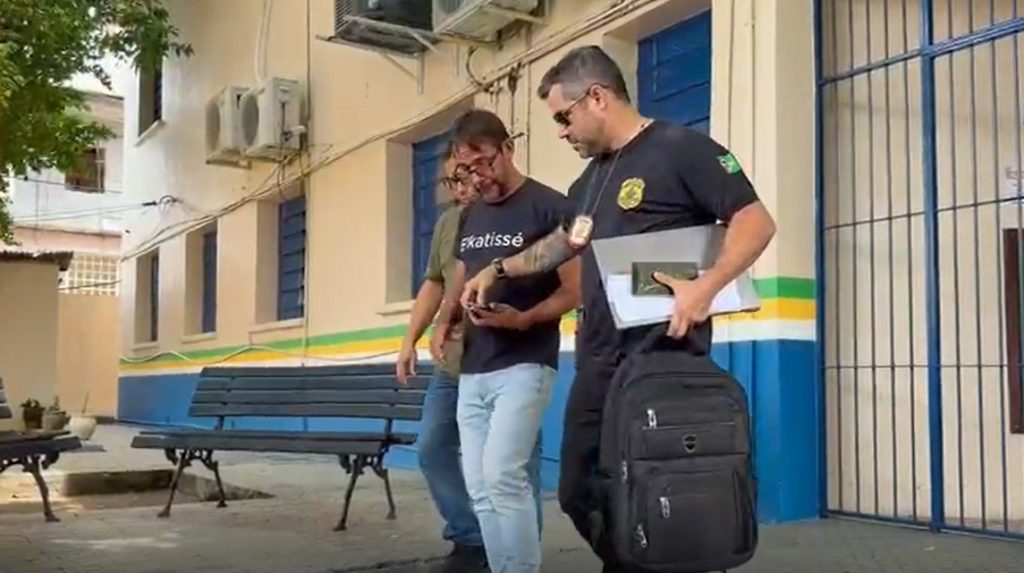 Policial civil durante operação que resultou na prisão de ator amazonense por estelionato e falso sequestro em Manaus