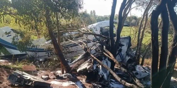 Vista aérea dos destroços do avião que caiu no Paraguai transportando milhões de dólares em dinheiro vivo.