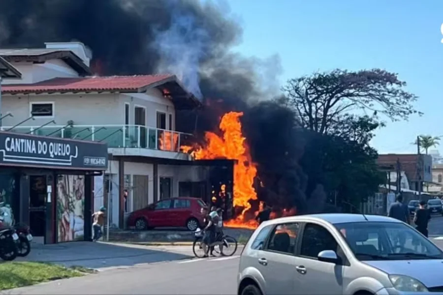 Local do acidente aéreo em Capão da Canoa com aeronave de pequeno porte sobre restaurante e presença de fumaça.