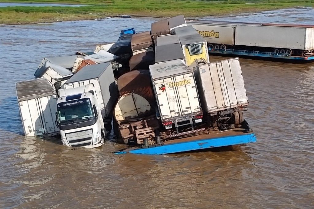 balsa de carga partida ao meio e parcialmente submersa no rio amazonas