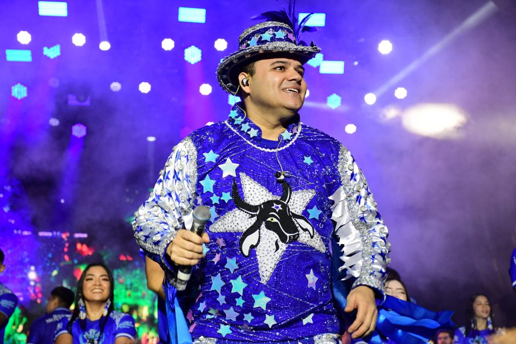 Integrantes do Boi Caprichoso e Marujada de Guerra se apresentando no palco do Bar do Boi em Manaus.