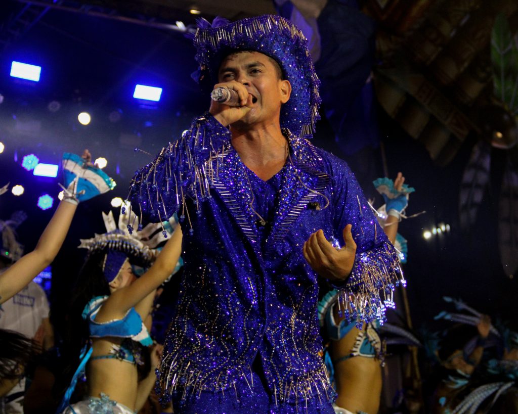 Integrantes do Boi Caprichoso e Marujada de Guerra se apresentando no palco do Bar do Boi em Manaus.