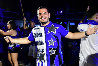 Integrantes do Boi Caprichoso e Marujada de Guerra se apresentando no palco do Bar do Boi em Manaus.