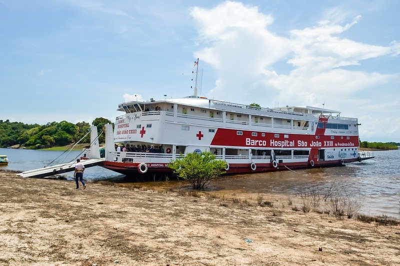 Barco Hospital São João XXIII ancorado no rio Amazonas realizando atendimentos médicos e cirurgias em Tefé