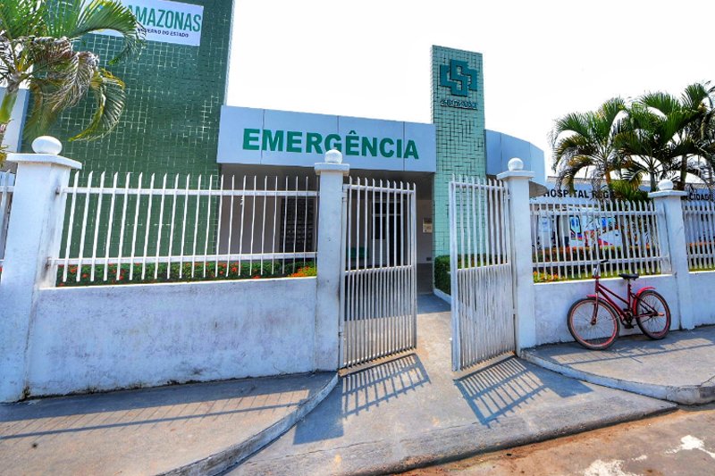 policiais militares prestam socorro a bebê que se engasgou durante amamentação no interior do amazonas