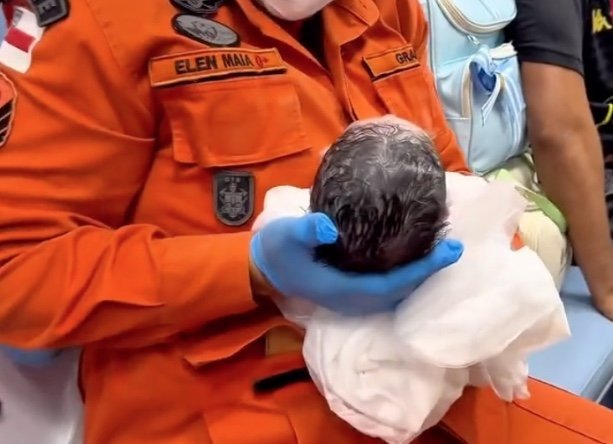 Equipe do Corpo de Bombeiros presta atendimento a mãe e recém-nascido em via pública no bairro Nova Cidade em Manaus
