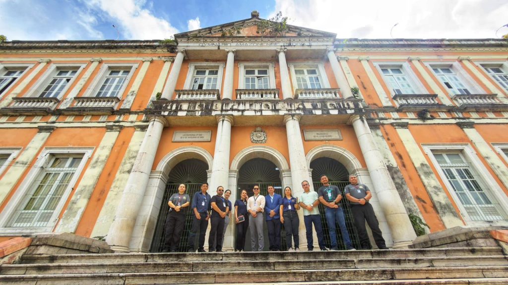 Equipe do TCE-AM realizando vistoria técnica na estrutura física de escola histórica em Manaus durante a operação Blitz TCE.