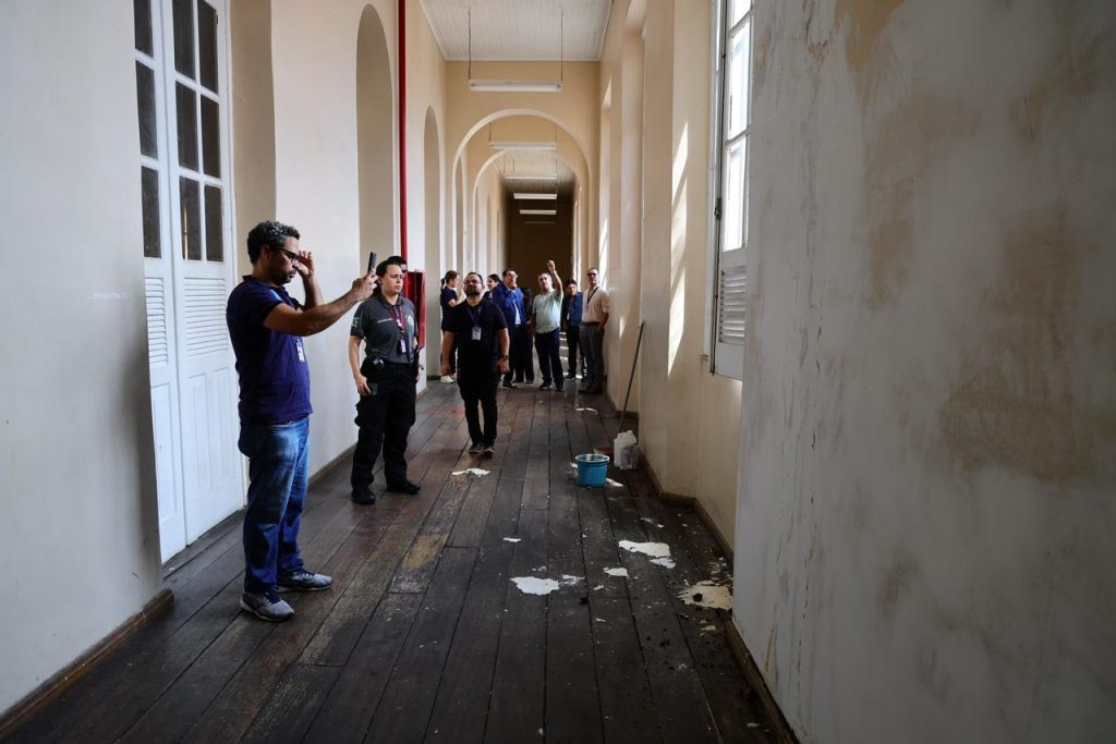 Equipe do TCE-AM realizando vistoria técnica na estrutura física de escola histórica em Manaus durante a operação Blitz TCE.