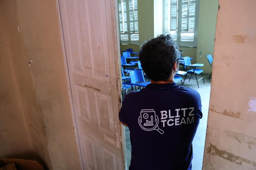 Equipe do TCE-AM realizando vistoria técnica na estrutura física de escola histórica em Manaus durante a operação Blitz TCE.