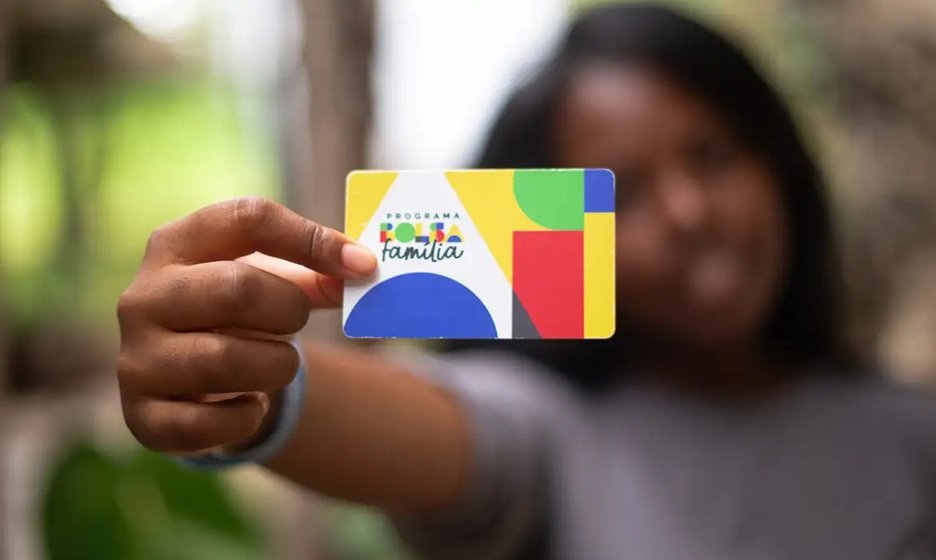 Cartão do programa Bolsa Família em destaque para ilustrar o início dos pagamentos de abril pelo governo federal.