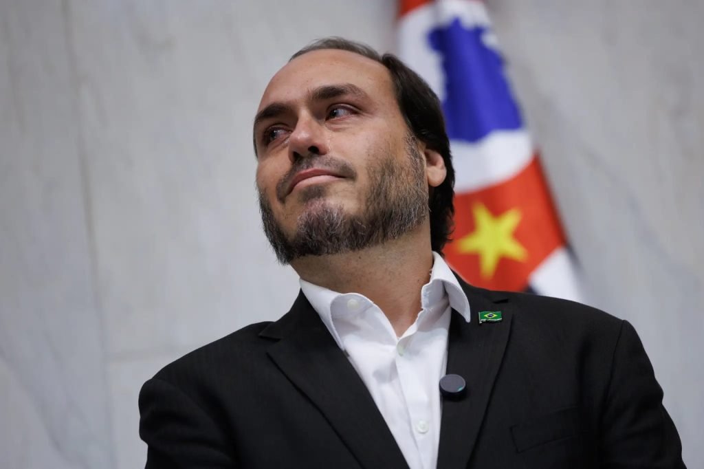 O ex-presidente Jair Bolsonaro em pé durante um evento oficial da Alesp.