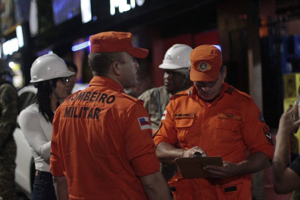 Bombeiros militares realizam vistoria em bar irregular no conjunto Vieiralves em Manaus durante operação integrada.