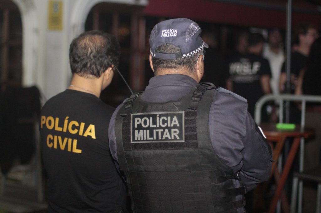 Bombeiros militares realizam vistoria em bar irregular no conjunto Vieiralves em Manaus durante operação integrada.