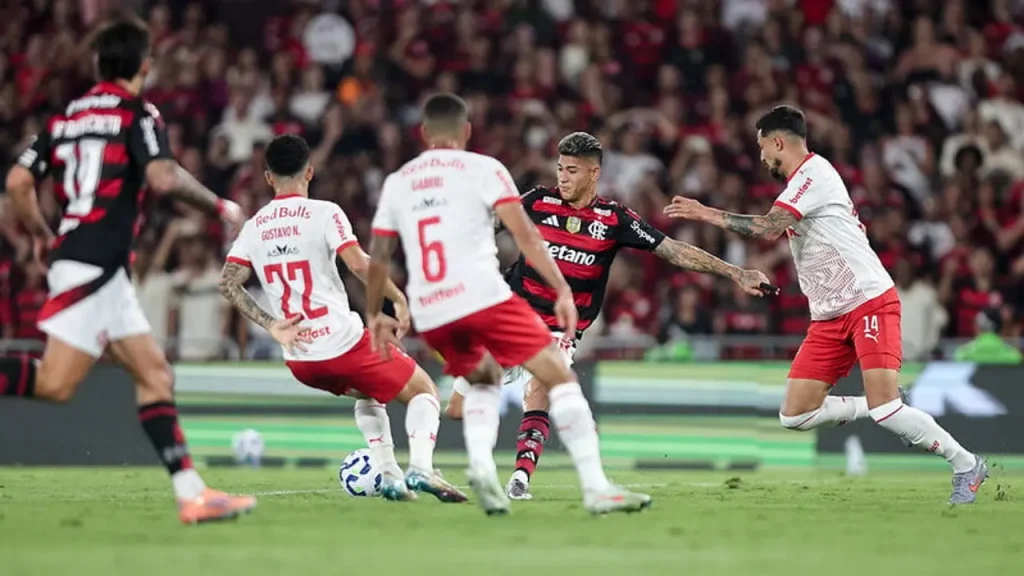 Jogadores do Bragantino comemoram gol durante vitória contra o Flamengo no estádio Nabi Abi Chedid