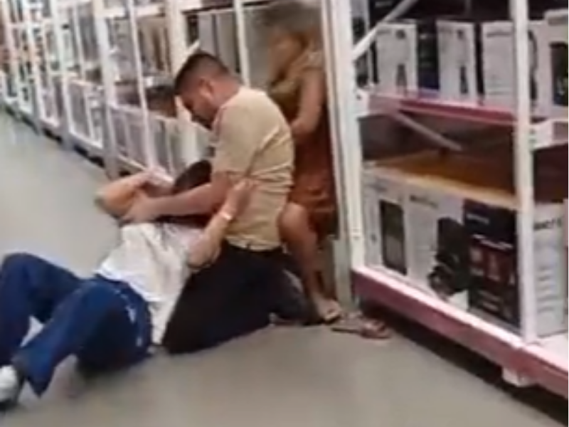 Registro em vídeo de dois homens trocando agressões físicas entre os corredores de um supermercado em Manaus.
