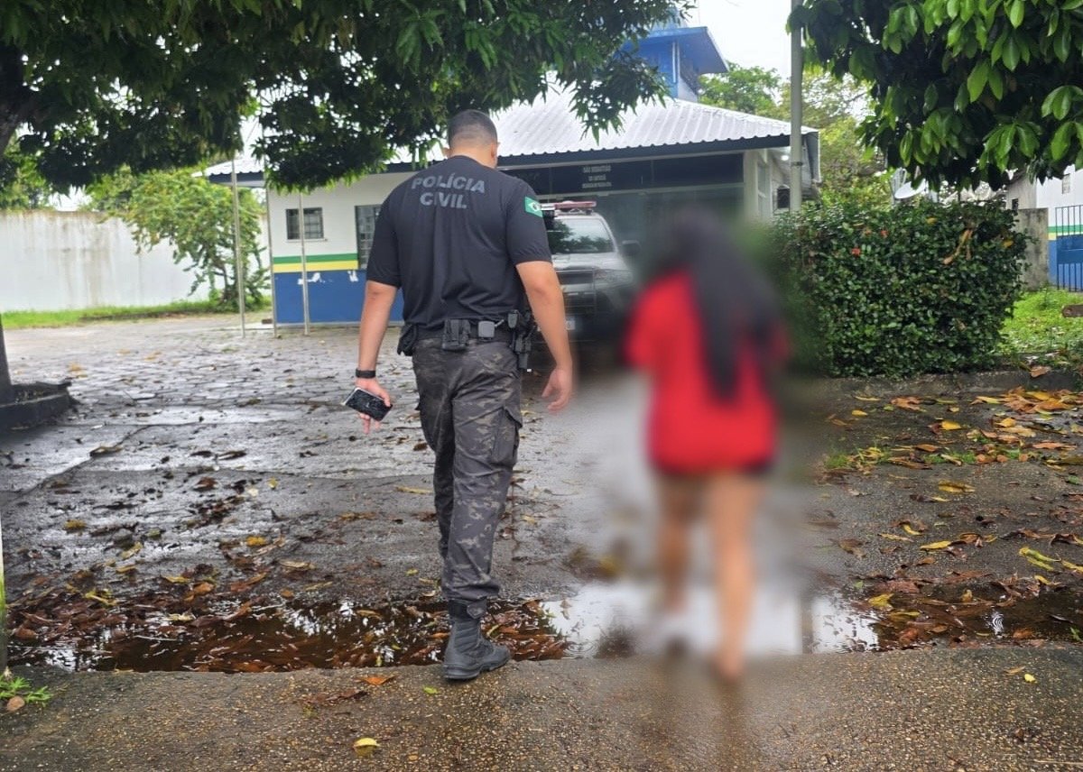 Viatura da polícia civil do amazonas estacionada em frente a delegacia durante atendimento de ocorrência no interior
