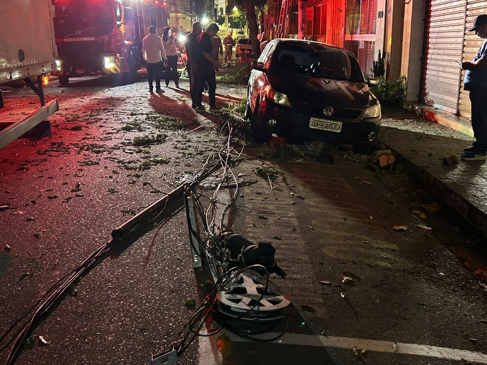 Caminhão baú enroscado em fiação elétrica com árvore caída bloqueando a Rua Lobo D'Almada no Centro de Manaus