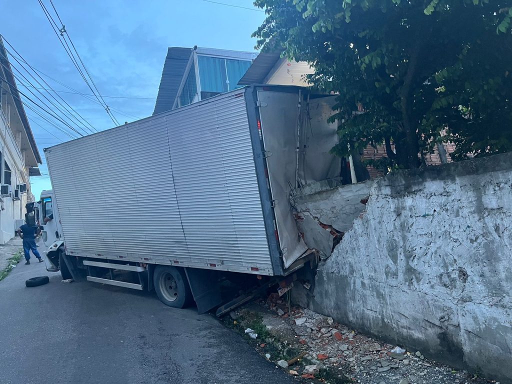 Caminhão após colidir contra muro de residência no bairro Santo Antônio em Manaus