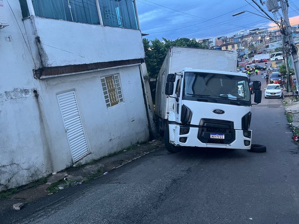 Caminhão após colidir contra muro de residência no bairro Santo Antônio em Manaus