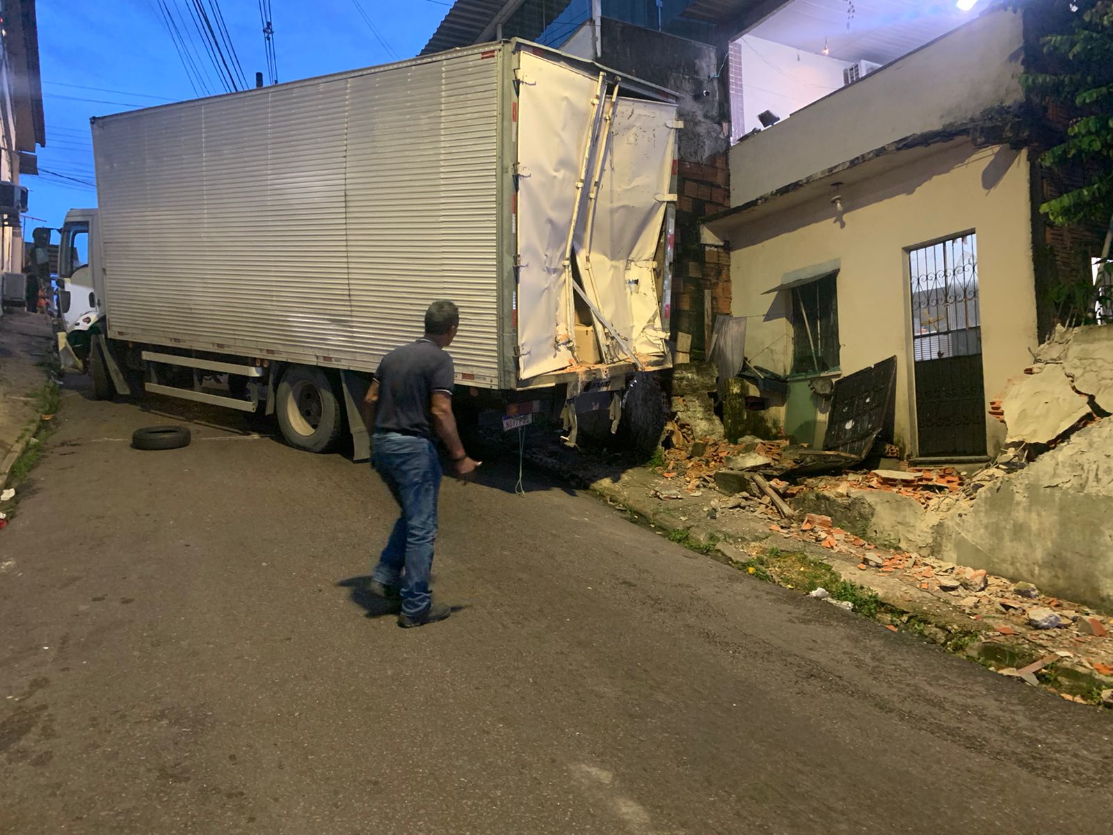 Caminhão após colidir contra muro de residência no bairro Santo Antônio em Manaus