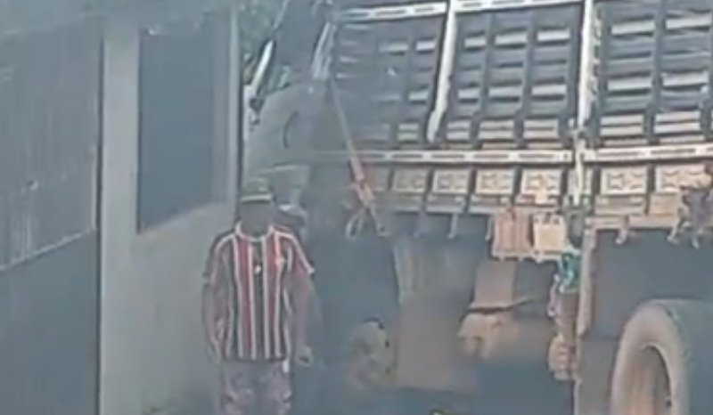 Caminhão atravessado na via após perder o controle em ladeira no bairro Santa Inês em Manaus.