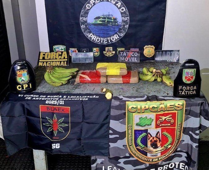 Cão farejador Sheriff da polícia do Amazonas atuando em operação de apreensão de drogas na Base Arpão 2 em Coari.