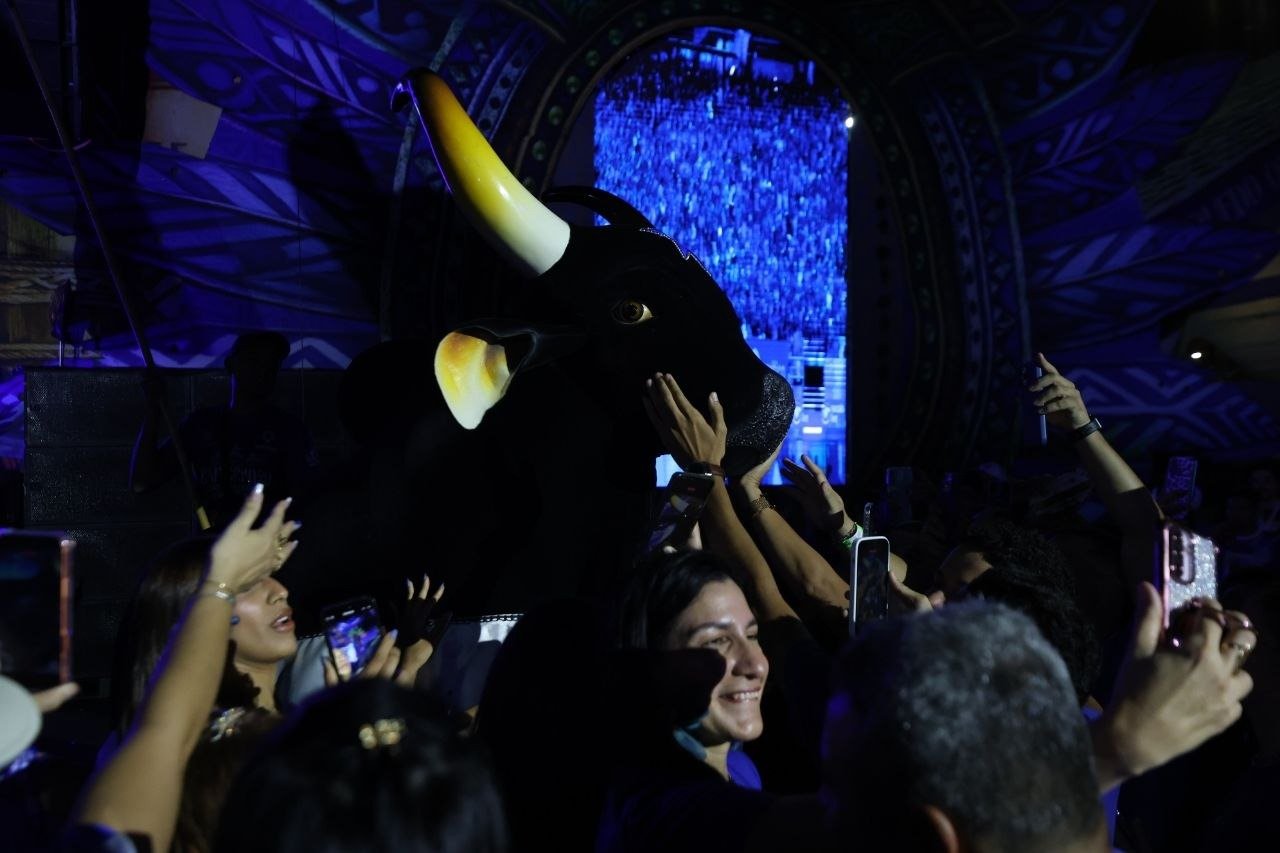Torcedores e itens oficiais do Boi Caprichoso durante o lançamento do álbum Brinquedo que Canta Seu Chão no Sambódromo de Manaus.