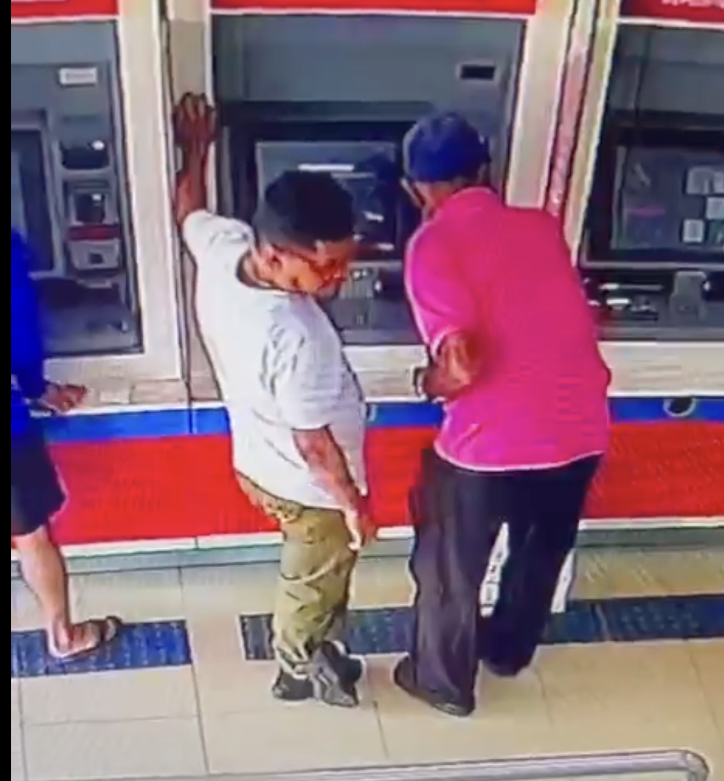 Câmera de segurança registra momento em que homem aplica golpe em idoso dentro de agência bancária em Manacapuru.
