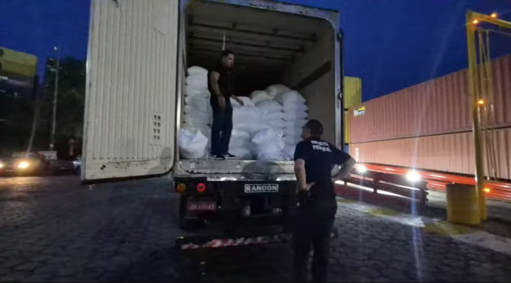 Policiais civis e federais realizam apreensão de tabletes de skunk escondidos dentro de um freezer em carga de pescado em Manaus.