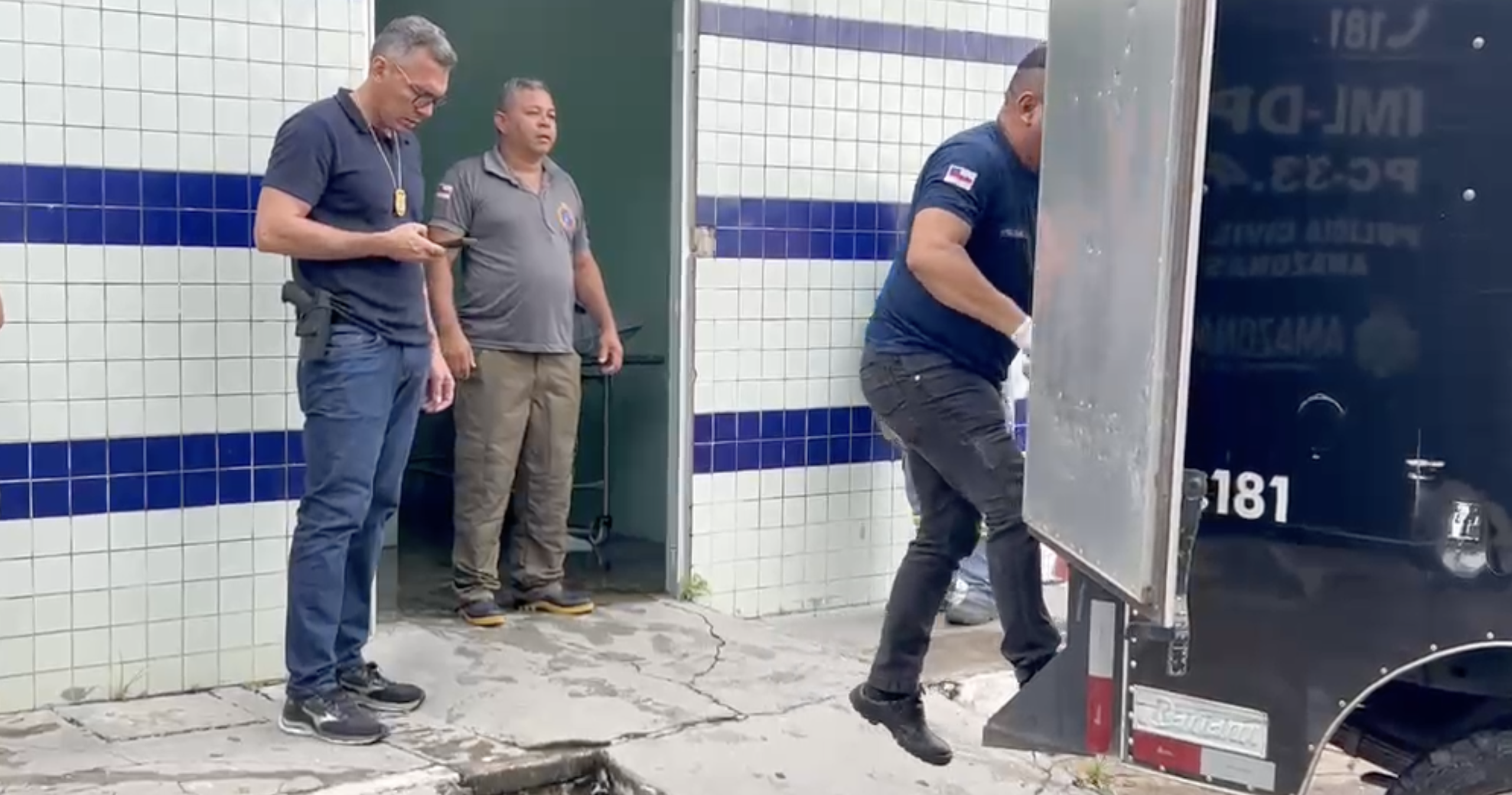 Amiga de família desesperada durante a remoção do corpo de criança para o IML em Manaus