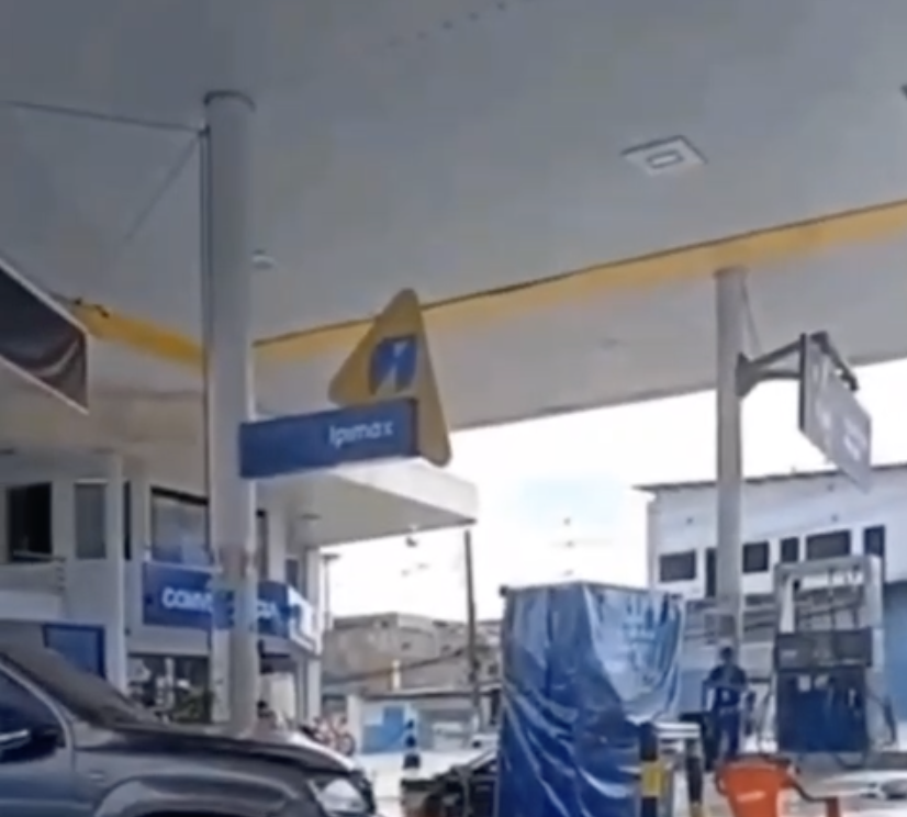 Picape Amarok parada dentro de posto de combustíveis após acidente em Manaus