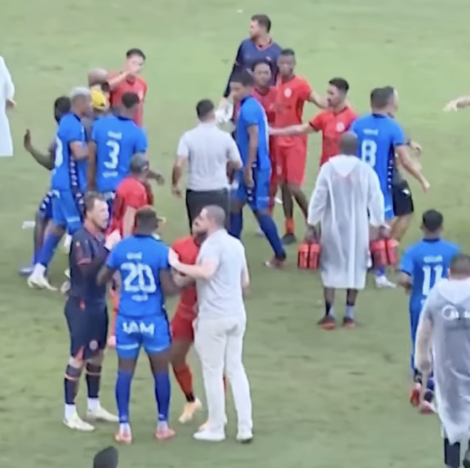 Jogadores de Manauara e Nacional envolvidos em confusão generalizada no campo após o fim da partida em Manaus