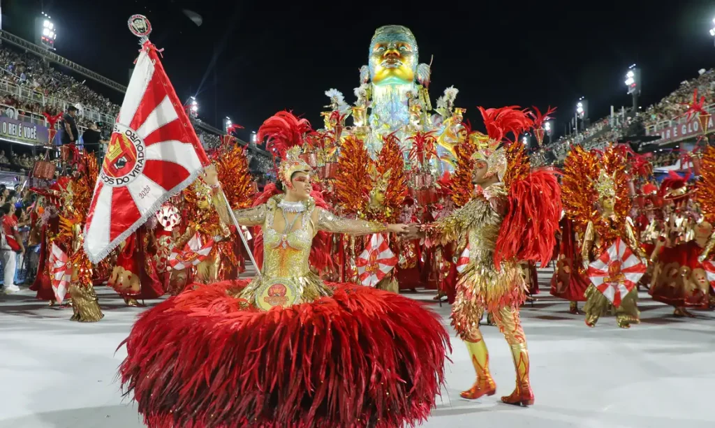 Vista aérea de desfile de escola de samba no Sambódromo da Marquês de Sapucaí durante o Carnaval do Rio de Janeiro.