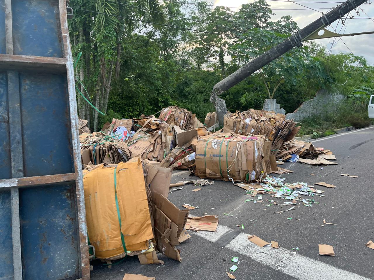 Carreta tombada na pista da avenida Autaz Mirim apos colisao com poste em Manaus.