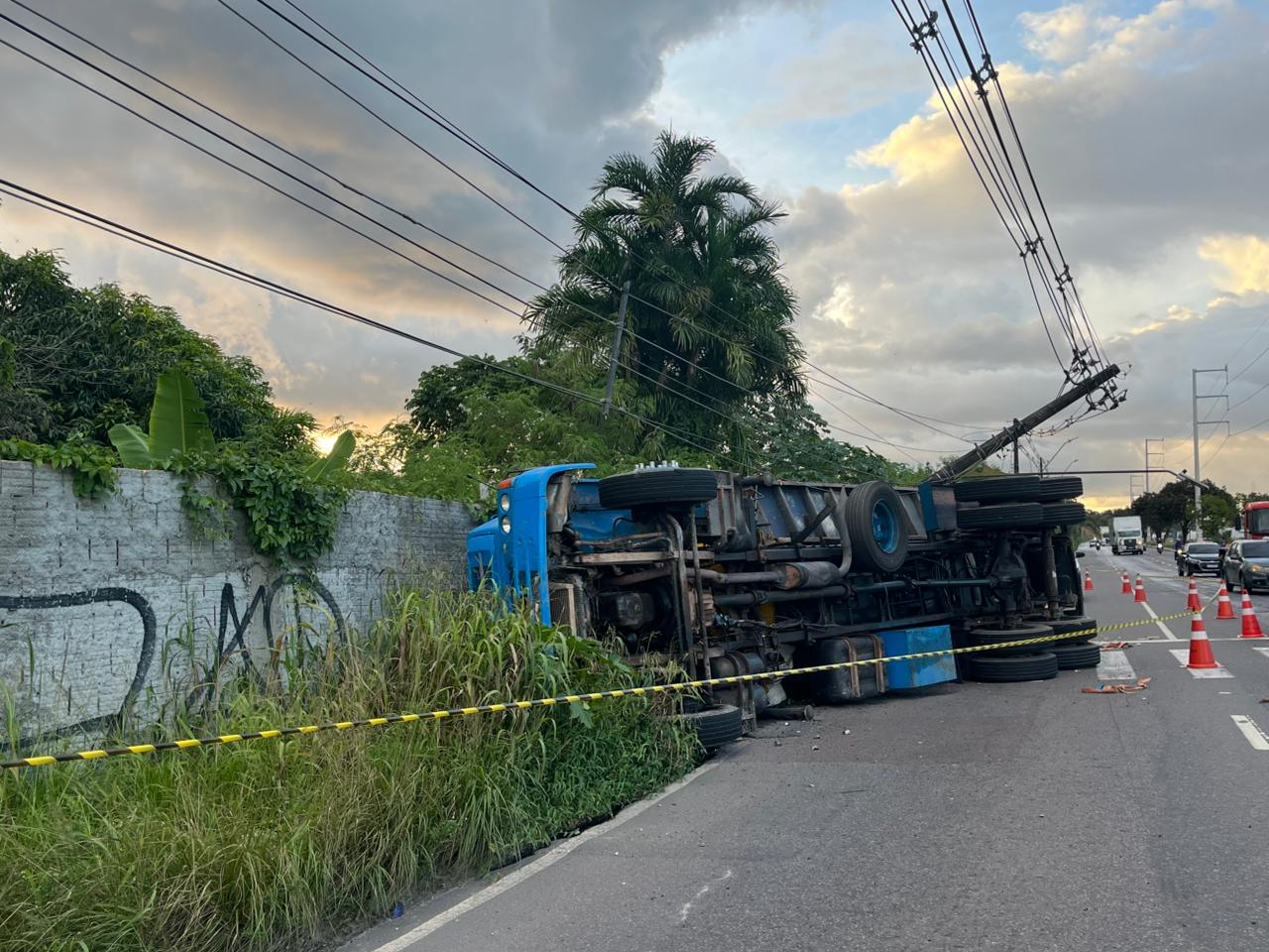 Carreta tombada na pista da avenida Autaz Mirim apos colisao com poste em Manaus.