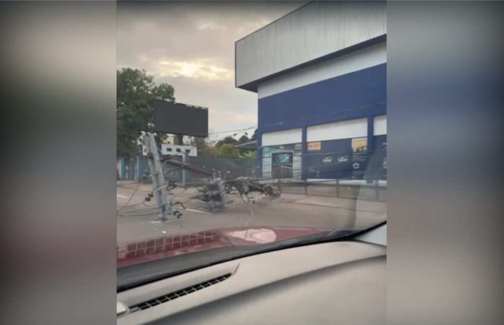 Carro colidido contra poste derrubado na Avenida Max Teixeira em Manaus