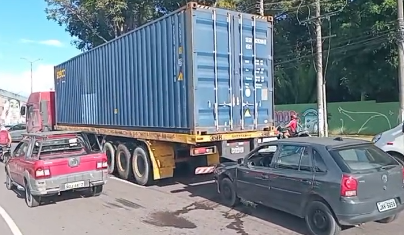 Carro de passeio após colidir na traseira de uma carreta com contêiner na Bola do Coroado em Manaus.