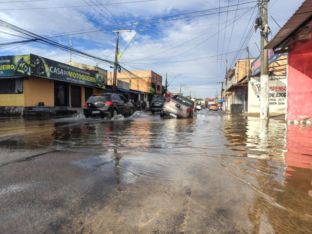 carro caindo em cratera na rua Sávio Belota no bairro Novo Aleixo em Manaus
