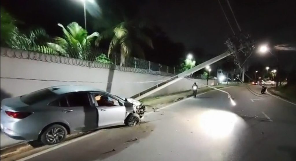 Carro destruído após colidir contra um poste na Avenida das Torres em Manaus durante a madrugada