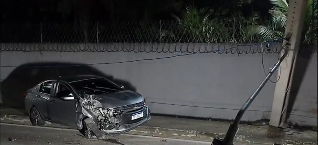 Carro destruído após colidir contra um poste na Avenida das Torres em Manaus durante a madrugada